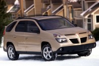 5. Nem elegáns sokadiknak beletörölni a lábunkat a Pontiac Aztek formatervezőibe, talán a GM fejeseit kellene szapulnunk, amiért ezt a tervet választották illetve gyártásba engedték. Az benne az igazán abszurd, hogy a General Motors ezzel a döggel próbálta útját állni a CR-V és a RAV4 amerikai térhódításának