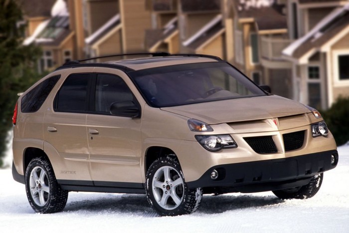 Top 10: a legbénább autók 6 5. Nem elegáns sokadiknak beletörölni a lábunkat a Pontiac Aztek formatervezőibe, talán a GM fejeseit kellene szapulnunk, amiért ezt a tervet választották illetve gyártásba engedték. Az benne az igazán abszurd, hogy a General Motors ezzel a döggel próbálta útját állni a CR-V és a RAV4 amerikai térhódításának