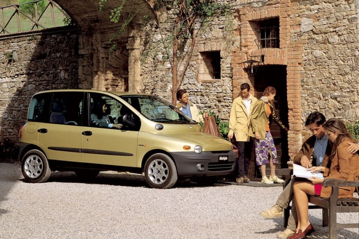 Top 10: a legbénább autók 3 8. FIAT Multipla. Rendben, a stílusérzékükről híres olaszoknak is lehet rossz napja, de a Multiplát látva tényleg nem értjük: vajon mire gondolt a költő? Komoly csatában kiszorította a listáról a BMW X6-ot