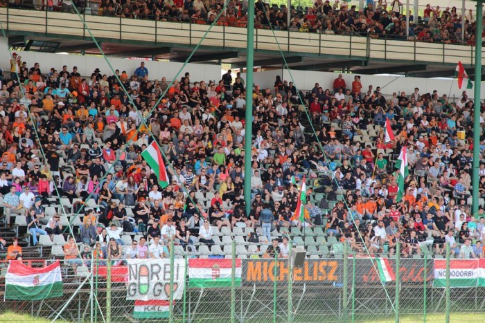 Fotók a Hungaroringről 2 Órákkal az első futam előtt megteltek a lelátók