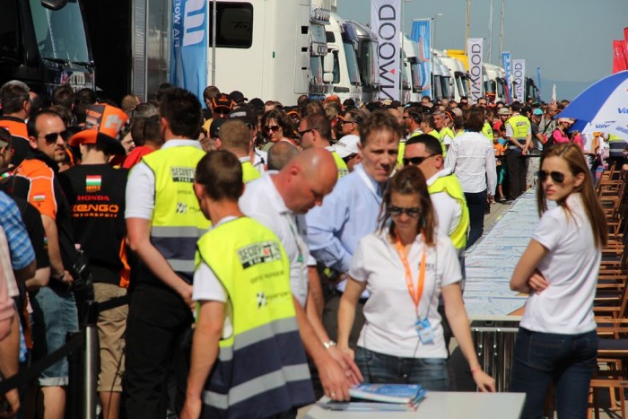 Fotók a Hungaroringről 3 Hömpölyög a tömeg az aláírásokra várva