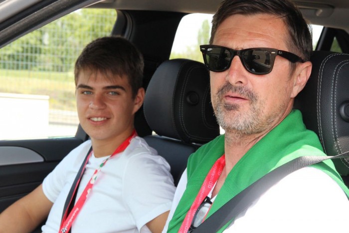 Fotók a Hungaroringről 8 A Mercedes szervezésében zajló celeb versenyen Csiszár Jenő és a Ferrarival versenyző fiatal tehetség Tóth Norbert