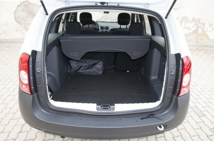 Alaphelyzetben 475 vs. 506 literrel a limuzin vezet, de ide berakható az is, ami a szedánba sosem. Lehajtott üléssel 1,6 köbméternél is nagyobb a Duster csomagtere, de nincs benne pótkerék