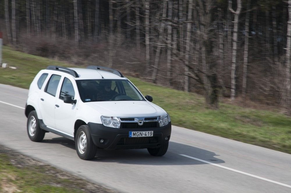 Lomhább motorja, nehéz és pontatlan kormányzása miatt a Dusternél jobb vezetni a C-Élysée-t