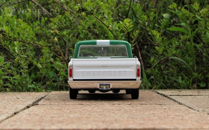 Tenyérnyi trágyahordó: Chevrolet Pickup 7 A két vékony lámpa közti űrt a Chevrolet felirat tölti ki