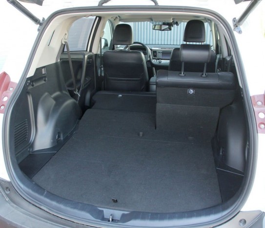 Az ülések könnyen dönthetőek, kár hogy a csomagtérben nincs erre külön kar