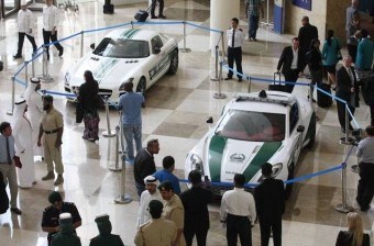 Parádés kocsik a dubaji luxus-rendőrautók