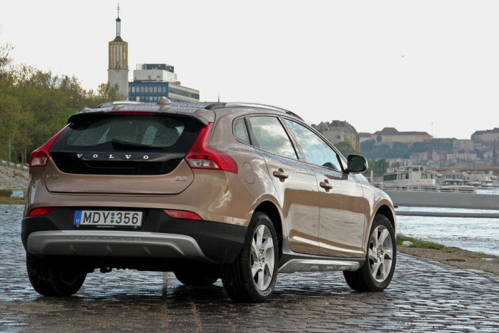 Látványos fekete és szürke burkolatok borítják a CC-t