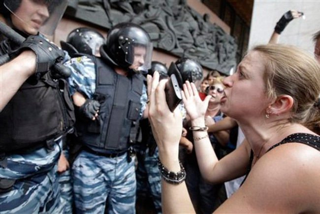 Tragédiát okozott, tömeg támadt a rendőrre