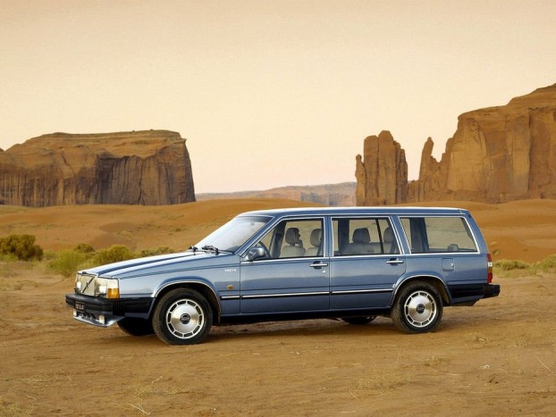 Gigantikus hely, utánozhatatlan forma és kényelem, kár hogy étvágya is esztelen a hetes Volvónak