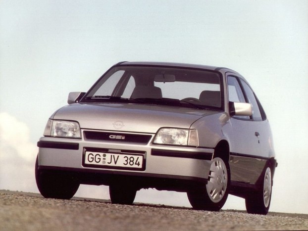 Ladát vegyünk vagy BMW-t? 3 A nyolcvanas évek legendásan fürge és veszélyes kompaktjai már szinte az utolsó szálig elporladtak, vagy nagy becsben tartva, komoly áron cserélnek gazdát