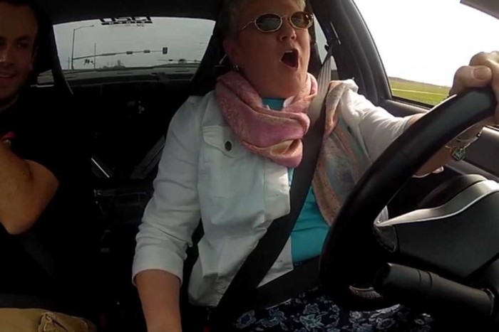 Így élvezi anyu a 900 lóerőt