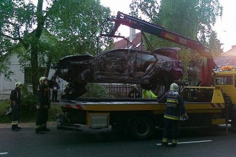 Száguldó Lexus pusztított Nagykovácsiban - videó