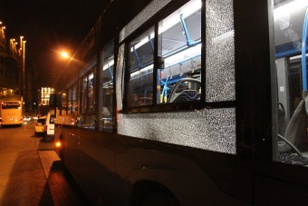 Máris kiverték az egyik új busz ablakát