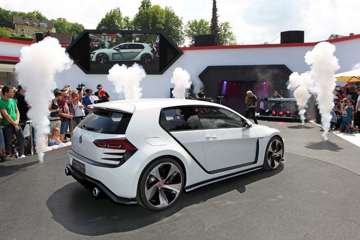 Itt a brutális Volkswagen GTI 6 | Vezess Látványos bordák kötik a kitolt C-oszlophoz a hátsó lámpatesteket; a diffúzor nem szerénykedik.