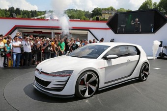 Itt a brutális Volkswagen GTI