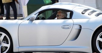 Versenyautóval jár a divat pápája