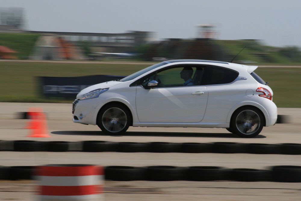 Sportos autókat legjobb egy széles és biztonságos reptéren hajszolni. A Peugeot 208 GTi-t a tököli reptéren vezettük