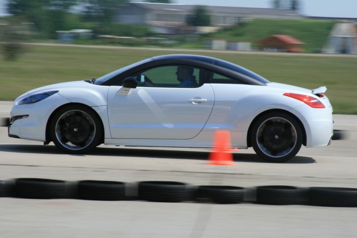 Három keréken a 208 GTi-vel 2 Megkezdődött hazánkban a modellfrissítés utáni RCZ értékesítése. Ez az egyetlen osztrák Peugeot, az exkluzív sportkupé a Magna Steyr üzemében készül. Később lehet belőle 260 lóerős változat is, de már most is oda lehet tenni egy Audi TT mellé