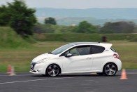 Három keréken a 208 GTi-vel 34