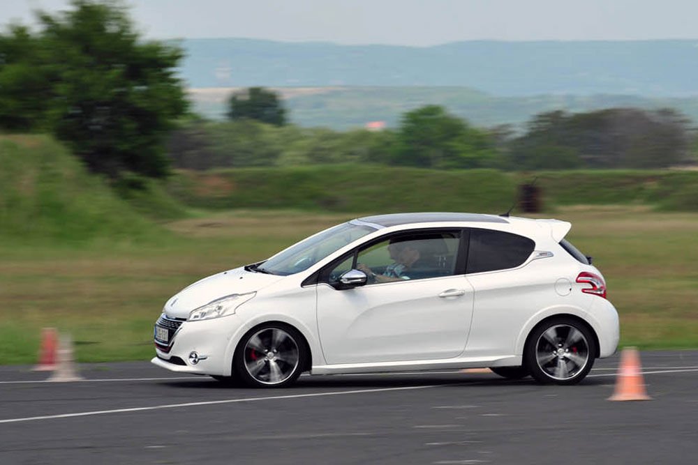 Három keréken a 208 GTi-vel 8