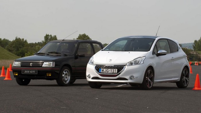 128 lóerős a 205, 200 a 208 GTi. Bár 880 helyett 1160 kilót nyom, súly/lóerő arányban az új a jobb