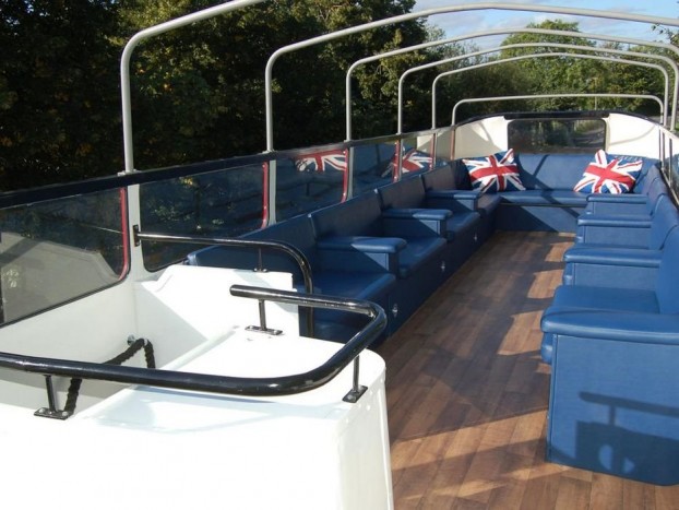 A busz teteje gyakorlatilag egy jól felszerelt nappali