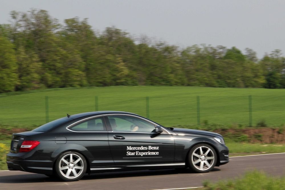 Elegáns C Coupé. 170 lóerős dízelmotorjával esélye nem volt tartani a lépést a többiekkel a sorban, de ettől még harmonikus, finom autó, tetszett