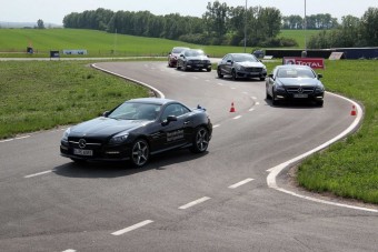 Mercedes-túladagolás Zsámbékon