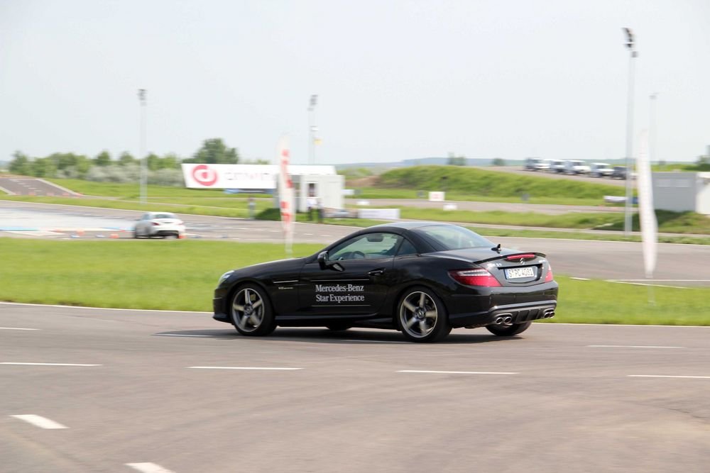 Az SLK AMG némi csalódást okozott, 5,5 literes motorja nem dolgozott jól össze a 7G-Tronic váltóval, lehet, hogy már túl sok izgága vendég taposta meg szegényt előttünk