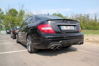 A brutális C63 AMG messze a legnagyobb élmény volt a rendezvényen, ízig-vérig sportautó, kiváló dinamikával, irdatlan erővel. 457 lovas 6,2-es blokkjával alapáron húszmillióért tulajdonképpen ajándék