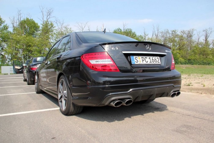 Mercedes-túladagolás Zsámbékon 6 A brutális C63 AMG messze a legnagyobb élmény volt a rendezvényen, ízig-vérig sportautó, kiváló dinamikával, irdatlan erővel. 457 lovas 6,2-es blokkjával alapáron húszmillióért tulajdonképpen ajándék