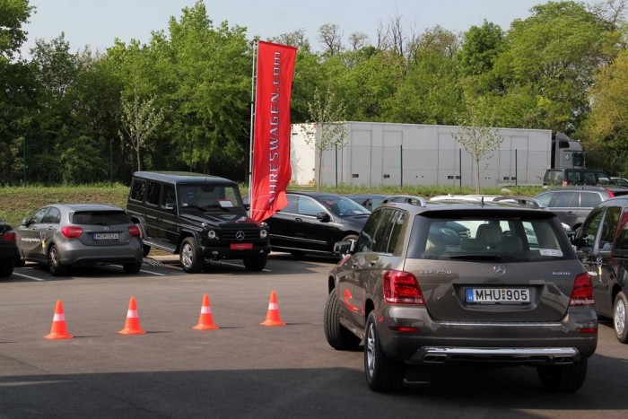 Mercedes-túladagolás Zsámbékon 1 Second-hand autók a háttérben: mivel a Star Experience nem sajtó-, hanem ügyfélrendezvény, elhoztak egy csomó Jahreswagent is Zsámbékra, hátha valaki rákíván a márkára a menetpróbán, és Mercivel megy haza...