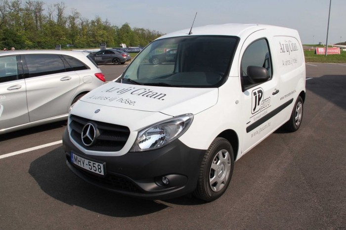 Mercedes-túladagolás Zsámbékon 5 A Citan, a Renault Kangoo átemblémázott változata. A legutolsó porcikáig méltatlan a csillagra, a személyszállító verzió háromcsillagos töréstesztje közröhej tárgyává tette az olcsó fejlesztésért mindent bevállaló Mercedest