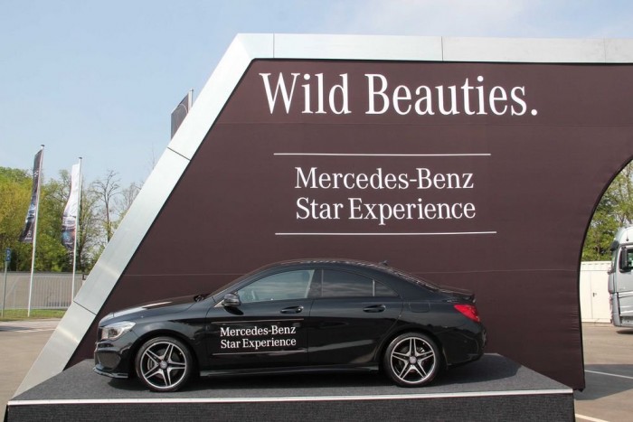 Mercedes-túladagolás Zsámbékon 3 Szlogenből nem volt hiány; a képen látható Vad Szépség mindazonáltal elég szerény gépezet volt a nagy AMG-k között