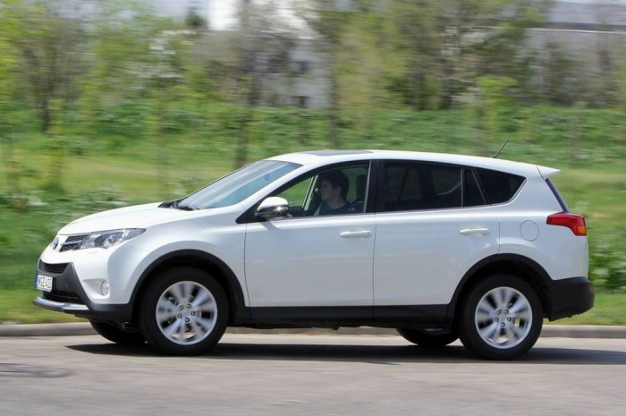 A RAV4 átesett a ló túlsó oldalára, felfüggesztése túlzottan feszes, minden úthibát közvetít felénk