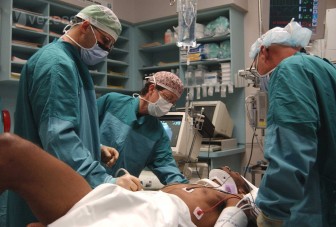 Visszavarrták a kar nélkül autózó férfi kezét