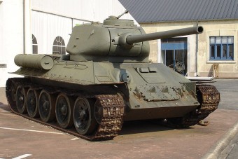 Tankkal ütközött egy személyautó