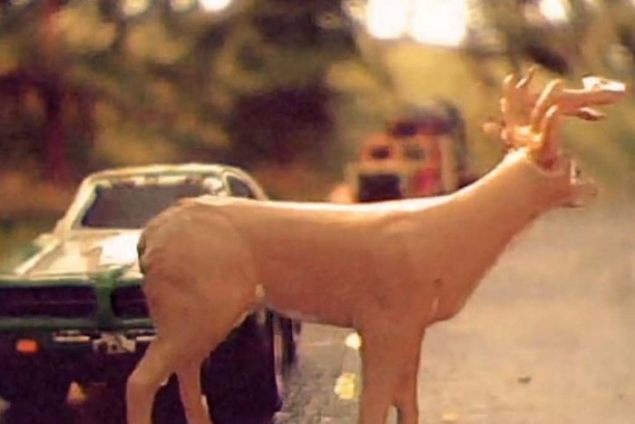 Horrorba illő szarvasgázolás, amit látni kell!