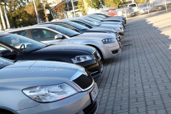 A drága euró sem állítja meg az autóbehozatalt