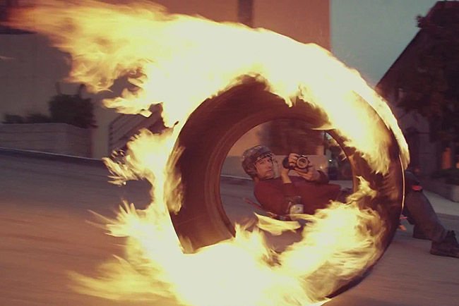 Lángoló kerekű autóval menekültek Tatabányán