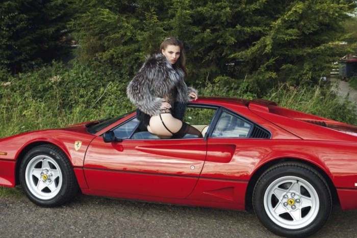 A hét lányai – Fülledt hangulat Ferrarival 5 Ha Ferrarid van akkor el kell fogadnod: életedben kevés pillanat marad amikor nem vesznek körül szeretetre éhes mosollyal csábító, modellalkatú hölgyek. Mivel nehéz elképzelni, milyen kemény feladat ezt az élethelyzetet elviselni, összeszedtünk pár Ferrarival pózoló leányzót, hogy ti is jobban átlássátok a probléma mélységét.