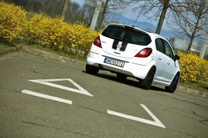 Ne sajnáld a pénzt az öregtől! 3 4,26 millió forint az ötajtós, 120 lóerős Color Edition Corsa alapára. A képen 5,8 millió forint látható