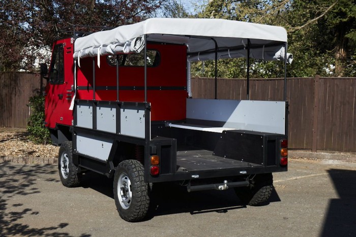 Lapra szerelt teherautó 4 | Vezess 2,2 literes dízelmotor mozgatja, másfél tonnát nyom és annyi embert képes szállítani, amennyi felfér rá