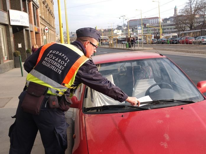 Olvasónkat 15 ezer forintos büntetés várta, de ő úgy döntött, nem fizet. Jogi szakértőnk felvázolja milyen következményekkel jár majd az elégedetlenség. 