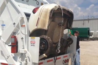 Egy kukásautó ami bármit elpusztít!