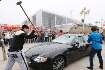 Dühös volt, szétverte a Maseratiját - videó