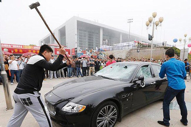 Dühös volt, szétverte a Maseratiját – videó
