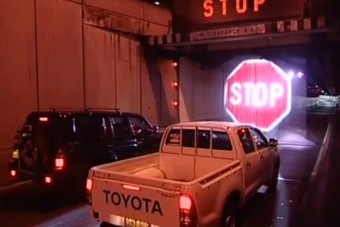 Vízfüggöny-stoptábla a kamionosok ellen