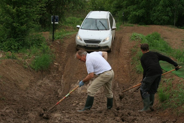 Gondosan elgereblyézték az urak az árkokat, hogy minden körben egyforma körülmények között futhassunk neki a saras emelkedőnek